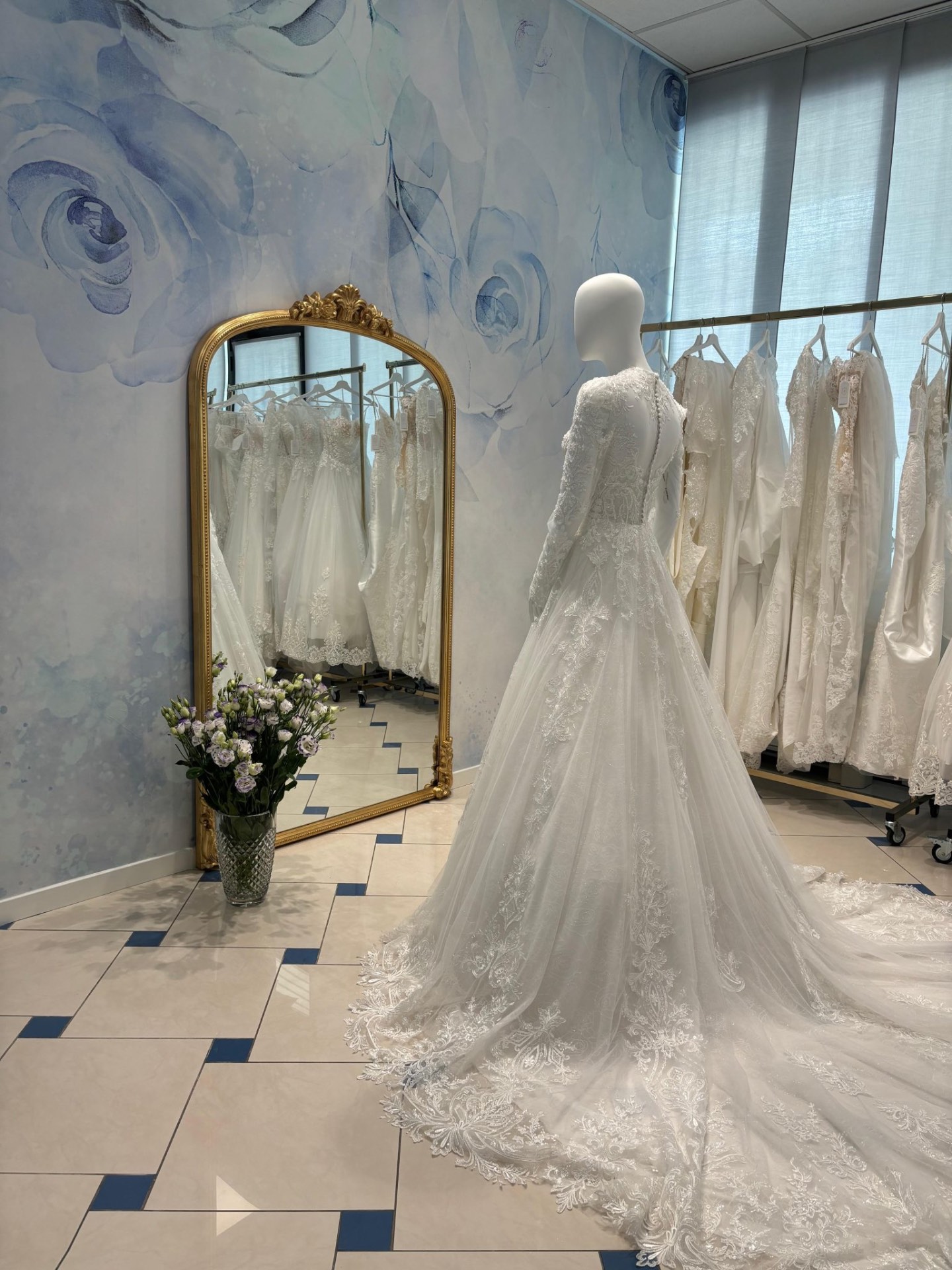 La boutique di Cologno Monzese con specchio dorato e abiti da sposa